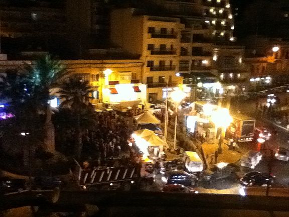 Feier bei Nacht auf der Straße