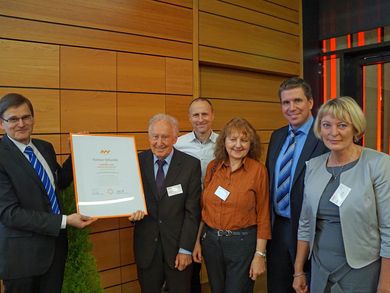 Vizepräsident Prof. Dr. Alfred Höß, Reiner Habrich (EPOXONIC), Dipl.-Ing. (FH) Ludwig Guggenberger (EPOXONIC), Dr. Angela Mühleisen (EPOXONIC), Prof. Dr.-Ing. Tim Jüntgen (Pate) und Präsidentin Prof. Dr. Andrea Klug