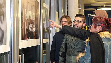 Studentin deutet auf Bild