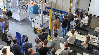 Die Bewerberinnen und Bewerber bekamen einen ersten Einblick in die Labore, in denen sie während ihres Studiums lernen und forschen werden