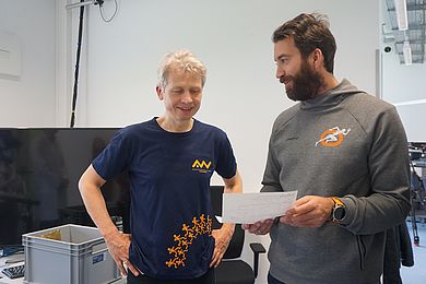 Christian Wolf von der HOHPE GmbH bespricht mit Prof. Dr. Clemens Bulitta die Ergebnisse seiner Körperanalyse