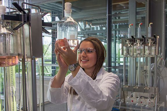 Zur Ermittlung des Biogasertrags und des Faulverhaltens potentieller Biogas-Substrate kommt ein Eudiometer zum Einsatz.