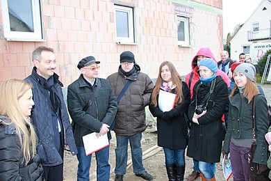 Prof. Dr. E. Mishchenko, Prof. Dr. M. Krasnjanskii, Dr. G. Sosedov und Studierende der TSTU bei der Baustellenbegehung eines Mehrfamilienwohngebäudes nach KfW55 Standard