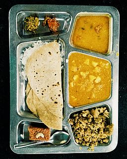 Das Essen in der "hostel mess": immer Roti(Fladen), Reis, Pickle, dhal (linsen/Bohnensuppe), suesser nachtisch, hier noch irgendwas mit Kaese, was anderes mit Ei