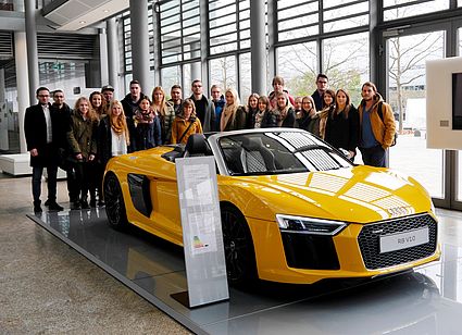 Studierende der Vertiefung E-Commerce Management mit Prof. Dr. Marco Nirschl