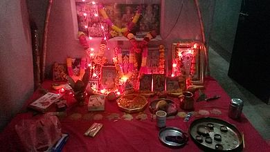 Geschmückter Altar im Haus