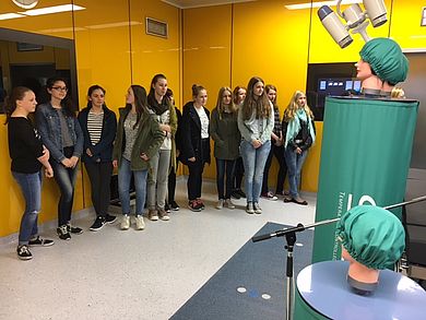 Die Girls’Day Akademie besichtigt den Lehr- und Forschungs-OP.