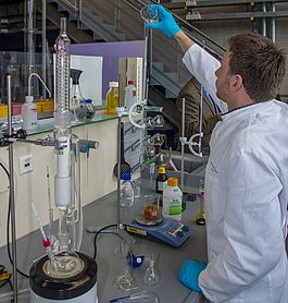 Professor Prell im Umweltanalytik Labor