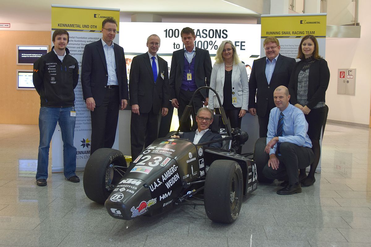 Snail Racing Team Running Snail Racing Team: Übergabe des RS12 an Kennametal