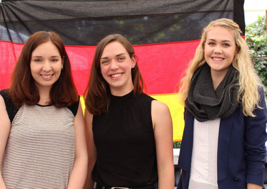 Deutsche Studentinnen am Gastronomiefest der Universität