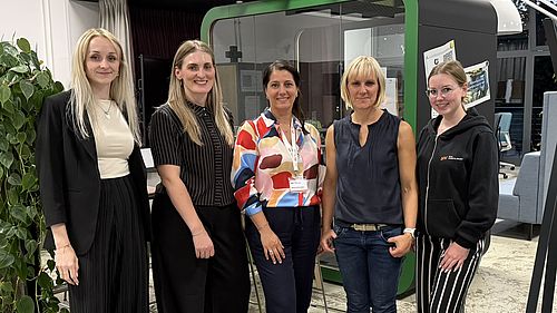 Sarah Segerer und Julia Mahr mit dem Team des Campus Kemnath