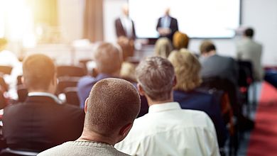 Menschen im Konferenzsaal