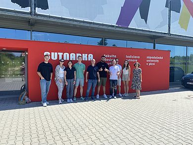 Teilnehmende und Organisatoren vor dem Fakultätsgebäude der Sutnarka