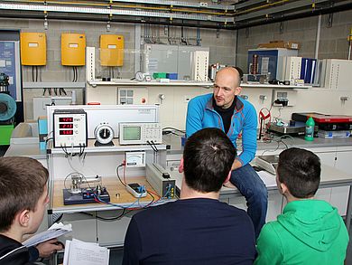 Prof. Dr.-Ing. Marco Taschek, Fakultät Maschinenbau/Umwelttechnik, mit Schülern der Berufsoberschule Amberg