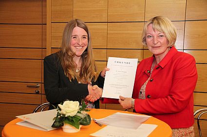 Überreichung der Ernennungsurkunde