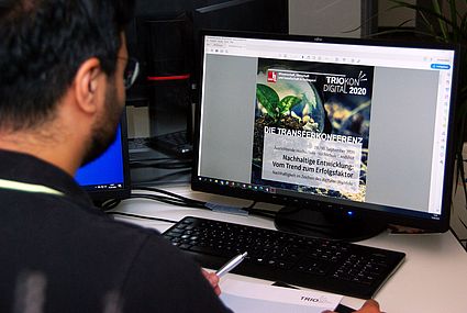 Konferenzteilnehmer sitzt vor Bildschirm