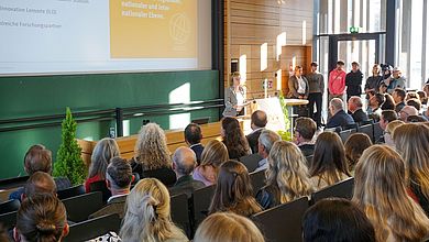 Christiane Hellbach begrüßt die Erstsemesterstudierenden im Hörsaal