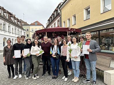 Die StipendiatInnen mit Vertretern und Vertreterinnen der OTH Amberg-Weiden