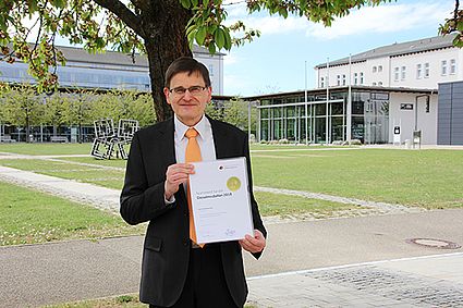 Alfred Höß mit Nominierungsurkunde für die Dieselmedaille
