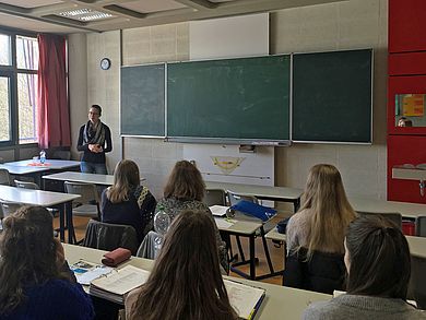 Studentin Nicole Buchmann stellte am Berufsinfotag des Elly-Heuss-Gymnasiums die Studiengänge Umwelttechnik und Umwelttechnologie vor 