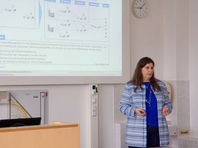 Prof. Dr. Stephanie Abels-Schlosser stellte den neuen Studiengang Logistik & Digitalisierung vor.