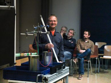 Prof. Robert Queitsch erzeugt mit Wasser Strom