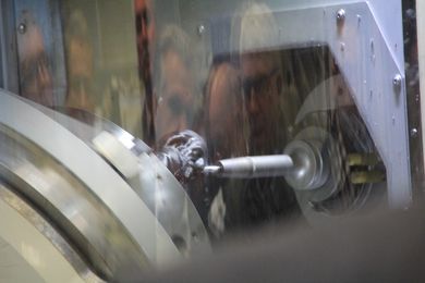 Der im 3D-Druck hergestellte Einsteinkopf wird glatt gefräst