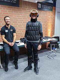 Junge im Altersanzug