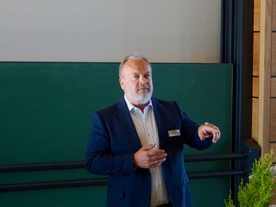 Prof. Dr. Bernt Mayer, Dekan der Fakultät Betriebswirtschaft, beim Grußwort