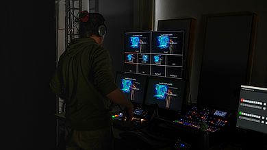 Lukas Schwörer am Bildmischer