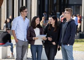 [Translate to Englisch:] Studierende unterhalten sich auf dem Campus in Weiden