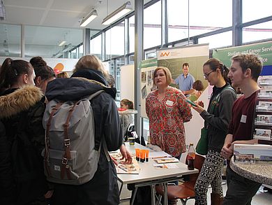 SchülerInnen am Infostand des Studien- und Career Service