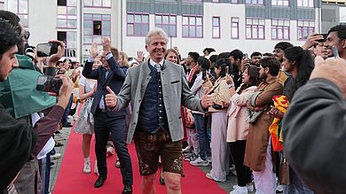 Auch die Hochschulleitung nahm Teil und präsentierte gemeinsam mit anderen Bayern und Deutschland auf dem Fashion Walk