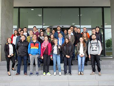 Die Exkursionsgruppe vor dem Haupteingang von Netto zusammen mit Fr. Melan, Netto.