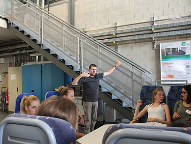 Schülerinnen im Labor