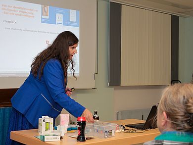 Stephanie Abels-Schlosser steht vor Tisch mit verschiedenen Verpackungen