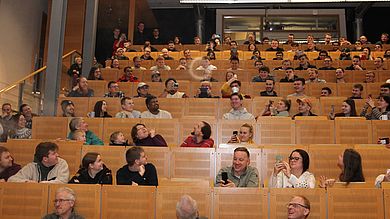 Rauchkringel über den Köpfen