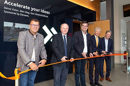 Oranges Band wird durchschnitten