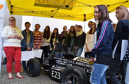 Schülerinnen und Schüler stehen um den Rennwagen des Running Snail Racing Teams