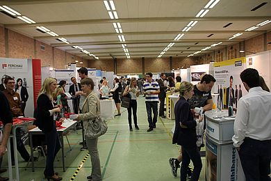 Großer Andrang beim careerday 2013 in Amberg: Die Studierenden der HAW nutzten ausgiebig die Chance, erste Kontakte zu regionalen und überregionalen Unternehmen zu knüpfen und sich über Beschäftigungsmöglichkeiten nach dem Studium sowie über Prakti