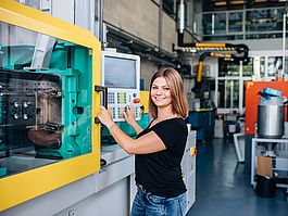 Studentin an der Arburg Spritzgießmaschine