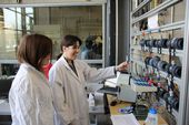 Zwei Studentinnen führen ein Experiment mit mikrobiellen Brennstoffzellen durch