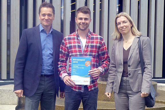Student Daniel Kaltenecker (mitte) gewinnt den ersten Preis beim Börsenspiel 2016.