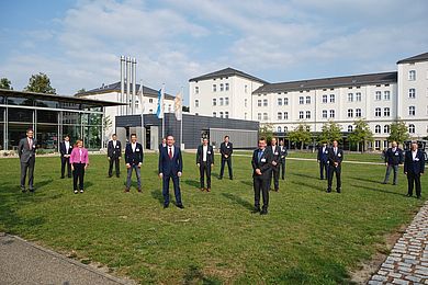 Gruppenfoto mit Referenten und Staatsminister Hubert Aiwanger