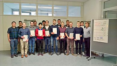 Die Kursteilnehmer zusammen mit Volker Simon (ganz rechts) und Florian Walter (ganz links) aus dem Dozententeam, beide Siemens AG