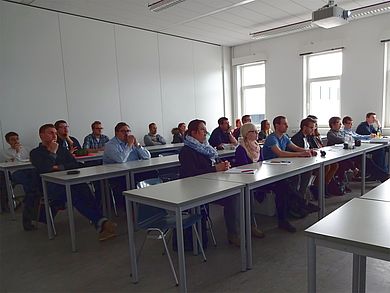 Studierende lauschen Prof. Hauer