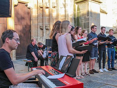 Der Chor wird vom Klavier begleitet