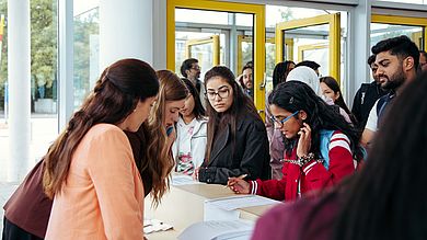 Für manche internationale Studierende der OTH AW war es die erste wissenschaftliche Konferenz. Dabei konnten sie nicht nur wertvolle Kontakte knüpfen, sondern haben Studieninhalte direkt in der Anwendung erleben können.
