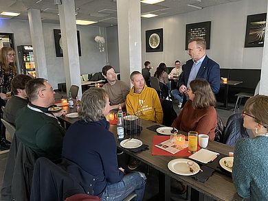 Mehrere Personen sitzen in einem Café