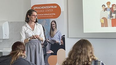 Auch Marian Mure, Leiterin des Sprachenzentrums an der OTH Amberg-Weiden, gratuliert den Teilnehmenden zum erfolgreichen Abschluss